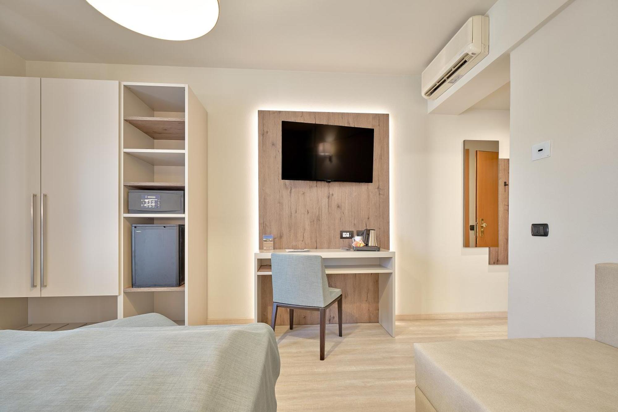 Hotel Bisesti ***S 加尔达 外观 照片